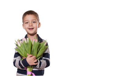 Stüdyo tatlı küçük çocuk kareli gömlek Pembe Lale elinde pembe kurdele ile bağlı buket beyaz stüdyo zemin üzerine ayakta vurdu 