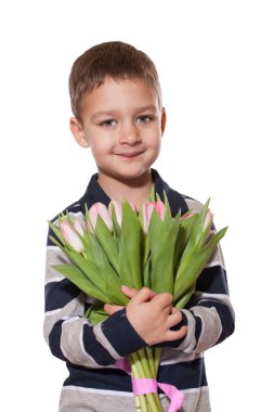 Stüdyo tatlı küçük çocuk kareli gömlek Pembe Lale elinde pembe kurdele ile bağlı buket beyaz stüdyo zemin üzerine ayakta vurdu 