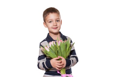 Stüdyo tatlı küçük çocuk kareli gömlek Pembe Lale elinde pembe kurdele ile bağlı buket beyaz stüdyo zemin üzerine ayakta vurdu 