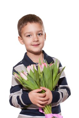 Stüdyo tatlı küçük çocuk kareli gömlek Pembe Lale elinde pembe kurdele ile bağlı buket beyaz stüdyo zemin üzerine ayakta vurdu 