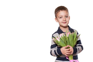 Stüdyo tatlı küçük çocuk kareli gömlek Pembe Lale elinde pembe kurdele ile bağlı buket beyaz stüdyo zemin üzerine ayakta vurdu 