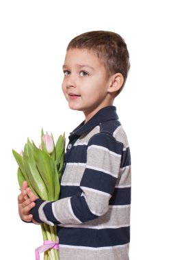 Stüdyo tatlı küçük çocuk kareli gömlek Pembe Lale elinde pembe kurdele ile bağlı buket beyaz stüdyo zemin üzerine ayakta vurdu 