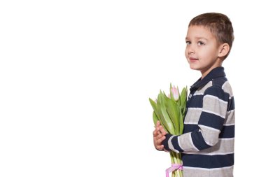 Stüdyo tatlı küçük çocuk kareli gömlek Pembe Lale elinde pembe kurdele ile bağlı buket beyaz stüdyo zemin üzerine ayakta vurdu 