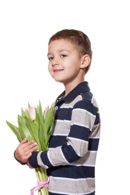 Stüdyo tatlı küçük çocuk kareli gömlek Pembe Lale elinde pembe kurdele ile bağlı buket beyaz stüdyo zemin üzerine ayakta vurdu 