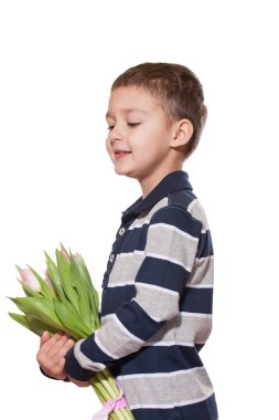 Stüdyo tatlı küçük çocuk kareli gömlek Pembe Lale elinde pembe kurdele ile bağlı buket beyaz stüdyo zemin üzerine ayakta vurdu 