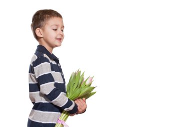 Stüdyo tatlı küçük çocuk kareli gömlek Pembe Lale elinde pembe kurdele ile bağlı buket beyaz stüdyo zemin üzerine ayakta vurdu 