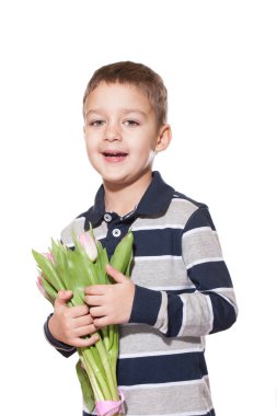 Stüdyo tatlı küçük çocuk kareli gömlek Pembe Lale elinde pembe kurdele ile bağlı buket beyaz stüdyo zemin üzerine ayakta vurdu 