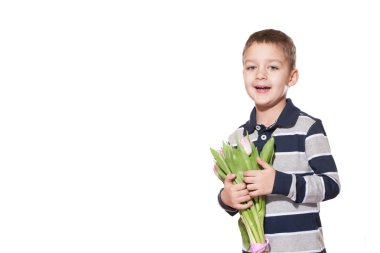 Stüdyo tatlı küçük çocuk kareli gömlek Pembe Lale elinde pembe kurdele ile bağlı buket beyaz stüdyo zemin üzerine ayakta vurdu 