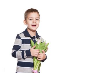 Stüdyo tatlı küçük çocuk kareli gömlek Pembe Lale elinde pembe kurdele ile bağlı buket beyaz stüdyo zemin üzerine ayakta vurdu 