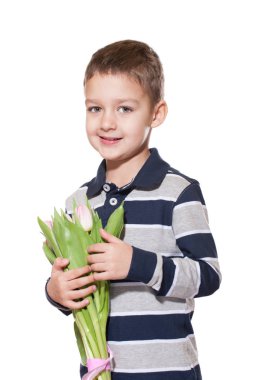 Stüdyo tatlı küçük çocuk kareli gömlek Pembe Lale elinde pembe kurdele ile bağlı buket beyaz stüdyo zemin üzerine ayakta vurdu 