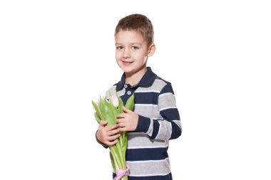 Stüdyo tatlı küçük çocuk kareli gömlek Pembe Lale elinde pembe kurdele ile bağlı buket beyaz stüdyo zemin üzerine ayakta vurdu 