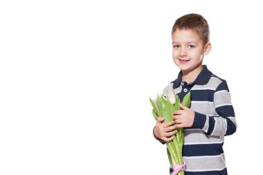 Stüdyo tatlı küçük çocuk kareli gömlek Pembe Lale elinde pembe kurdele ile bağlı buket beyaz stüdyo zemin üzerine ayakta vurdu 