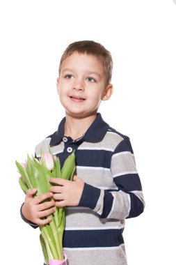 Stüdyo tatlı küçük çocuk kareli gömlek Pembe Lale elinde pembe kurdele ile bağlı buket beyaz stüdyo zemin üzerine ayakta vurdu 