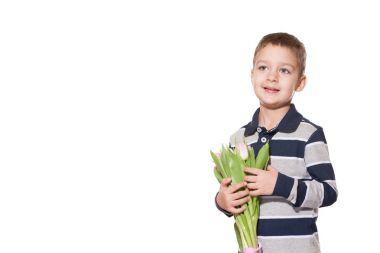 Stüdyo tatlı küçük çocuk kareli gömlek Pembe Lale elinde pembe kurdele ile bağlı buket beyaz stüdyo zemin üzerine ayakta vurdu 