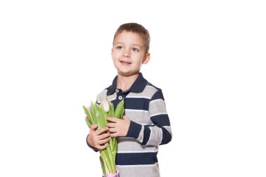 Stüdyo tatlı küçük çocuk kareli gömlek Pembe Lale elinde pembe kurdele ile bağlı buket beyaz stüdyo zemin üzerine ayakta vurdu 