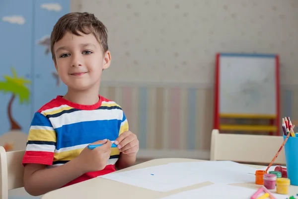 Lyckligt Barn Pojke Klädd Färgglada Shirt Ritning Vitt Pappersark Stående — Stockfoto