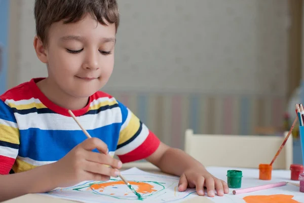 Lyckligt Barn Pojke Klädd Färgglada Shirt Ritning Vitt Pappersark Stående — Stockfoto