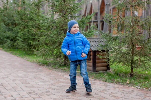 Söt Liten Pojke Blå Vinterkläder Promenader Parken Mellan Gröna Granar — Stockfoto