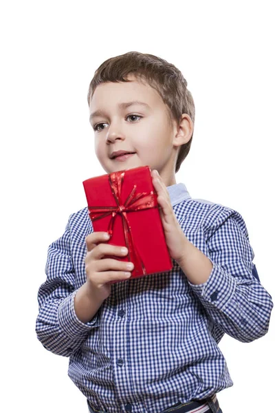 Sevimli Küçük Çocuk Kareli Gömlek Kırmızı Hediye Kutusu Elinde Beyaz — Stok fotoğraf