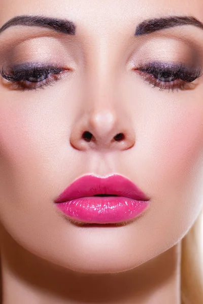 Primer Plano Beautiful Blond Girl Face Delicado Maquillaje Rosa Cara —  Fotos de Stock