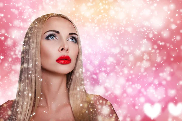 Блондинка Длинными Блестящими Волосами Портрет Светлой Женщины Зимнем Фоне Снегом — стоковое фото