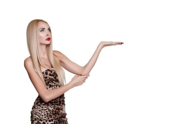 Düz saçlı, kırmızı dudaklar ile ayakta leopar elbiseli güzel sarışın kadın beyaz stüdyo arka plan üzerinde ellerini kaldırdı. Güzel kadın bir şey el jest tarafından sunulması 