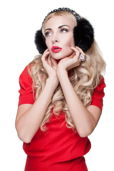 赤い服 赤い口紅の唇を若いセクシーな金髪女性の肖像画 美しいブロンド毛ヘッドフォン スタイリッシュで温かみのあるアクセサリー 白背景 — ストック写真