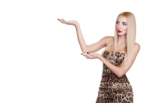 Mulher Loira Bonita Vestido Leopardo Com Cabelos Lisos Lábios Vermelhos — Fotografia de Stock