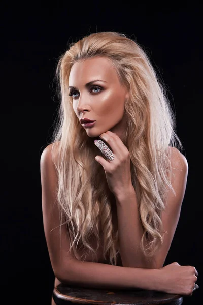 Stüdyo şık makyaj güzellik kadın portresi. Siyah arka plan üzerine ateş yakın çekim