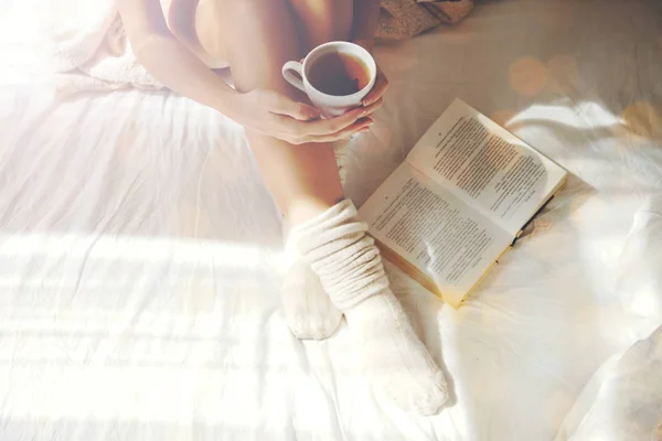 Atrakcyjna Kobieta Czytanie Książki Łóżku Piękne Kobiece Nogi Siedząc Łóżku — Zdjęcie stockowe