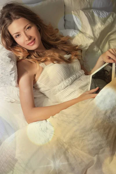 Belle Jeune Femme Portant Une Robe Blanche Couchée Sur Lit — Photo