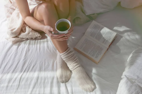 Primer Plano Hermosas Piernas Femeninas Cama Mujer Bebiendo Leyendo Libro —  Fotos de Stock