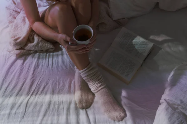 Primer Plano Hermosas Piernas Femeninas Cama Mujer Bebiendo Leyendo Libro —  Fotos de Stock