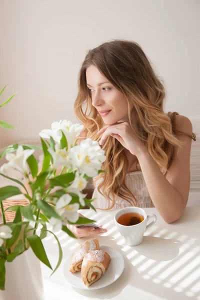 Fiatal Szépségét Használ Smartphone Fiatal Hölgy Csésze Tea Torta Szelet — Stock Fotó