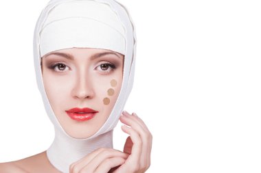 Güzel bir kadın modeli yüz cilt temel üzerine beyaz arka plan ile portre portre. Güzel yüz cilt üzerinde kozmetik Vakfı ile genç kadın. Güzellik tedavi kavramı