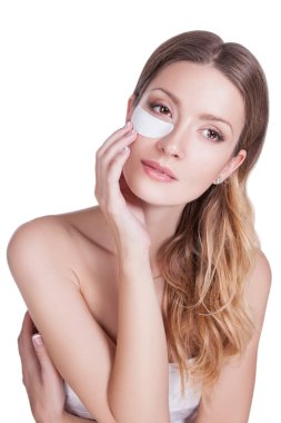 Güzellik modeli yüz maskesi göz, estetik Cilt Bakımı altında olan portre portre. Cilt göz altında tıbbi bakım için Blefaroplasti sonra göz maskesi Bakımı