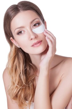 Güzellik modeli yüz maskesi göz, estetik Cilt Bakımı altında olan portre portre. Cilt göz altında tıbbi bakım için Blefaroplasti sonra göz maskesi Bakımı