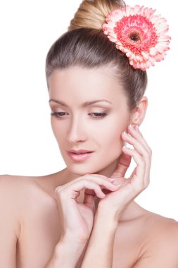 Pembe çiçek saç ile Avrupa görünüm zarif genç kadın. Yüzünde hafif makyaj kadınla. Yüzünde mükemmel cilt kadınla.