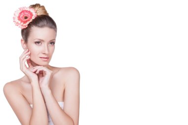 Pembe çiçek saç ile Avrupa görünüm zarif genç kadın. Yüzünde hafif makyaj kadınla. Yüzünde mükemmel cilt kadınla.