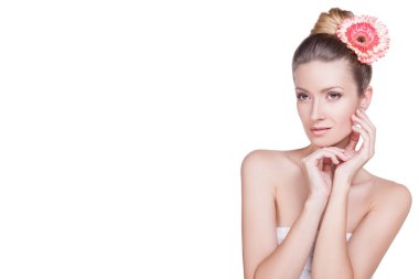 Pembe çiçek saç ile Avrupa görünüm zarif genç kadın. Yüzünde hafif makyaj kadınla. Yüzünde mükemmel cilt kadınla.