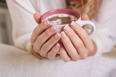 Kadın elinde kahve fincanı closeup nazik arka plan bulanık