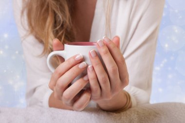 Kadın elinde kahve fincanı closeup nazik arka plan bulanık