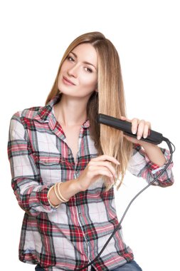 Stüdyo çekim saç düzleştirme kareli gömlek giymiş güzel genç kadın, beyaz stüdyo arka plan üzerinde izole