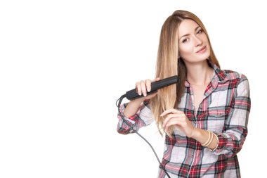 Stüdyo çekim saç düzleştirme kareli gömlek giymiş güzel genç kadın, beyaz stüdyo arka plan üzerinde izole