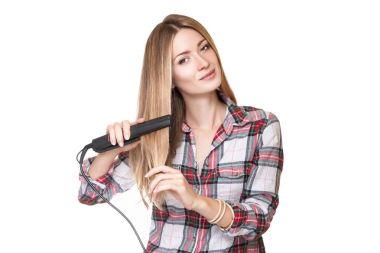 Stüdyo çekim saç düzleştirme kareli gömlek giymiş güzel genç kadın, beyaz stüdyo arka plan üzerinde izole