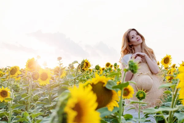 Portrét Mladé Ženy Krása Stylový Make Bílých Šatech Stojící Oblasti — Stock fotografie