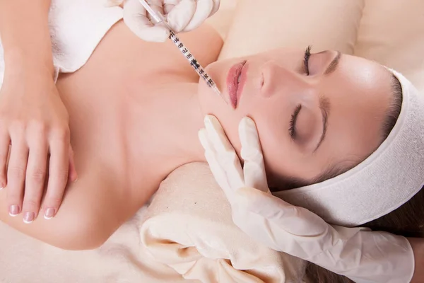 Närbild Injektion Kvinna Ansikte Professionell Behandling Kvinna Ansikte Hud Kosmetiska — Stockfoto