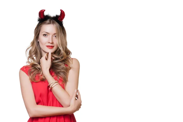 Mode Halloween Female Model Pretty Devil Mengenakan Gaun Merah Berdiri — Stok Foto