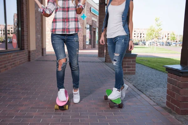 Adolescentes Livre Mulheres Jovens Andando Sobre Skates Fundo Rua Skate — Fotografia de Stock