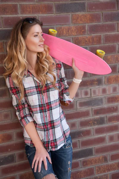 Beauty Mladá Žena Stojící Cihly Zdi Pozadí Růžovou Skateboard Rukou — Stock fotografie